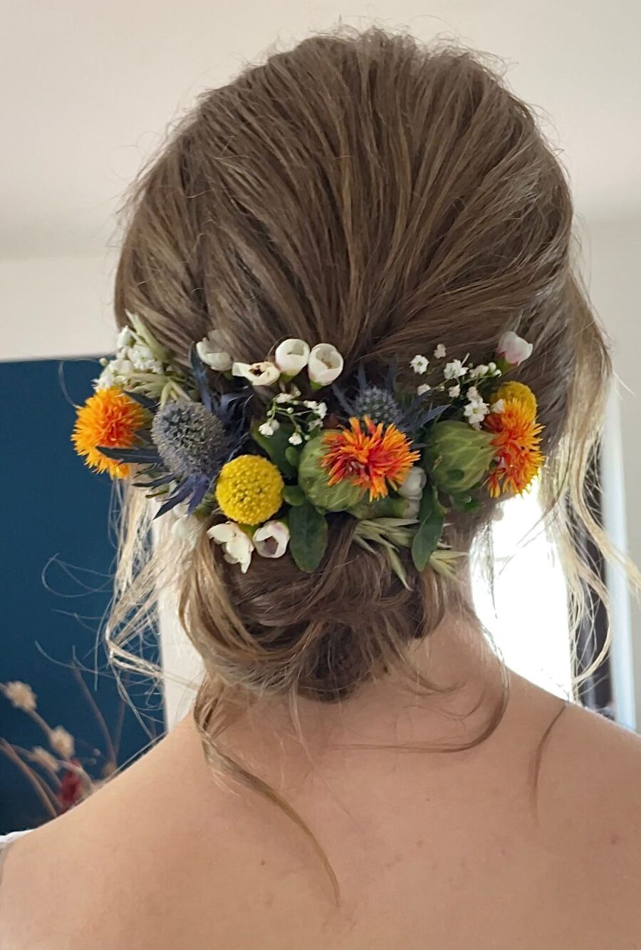 Brautfrisur Hochsteckfrisur mit Blumen auf Mallorca