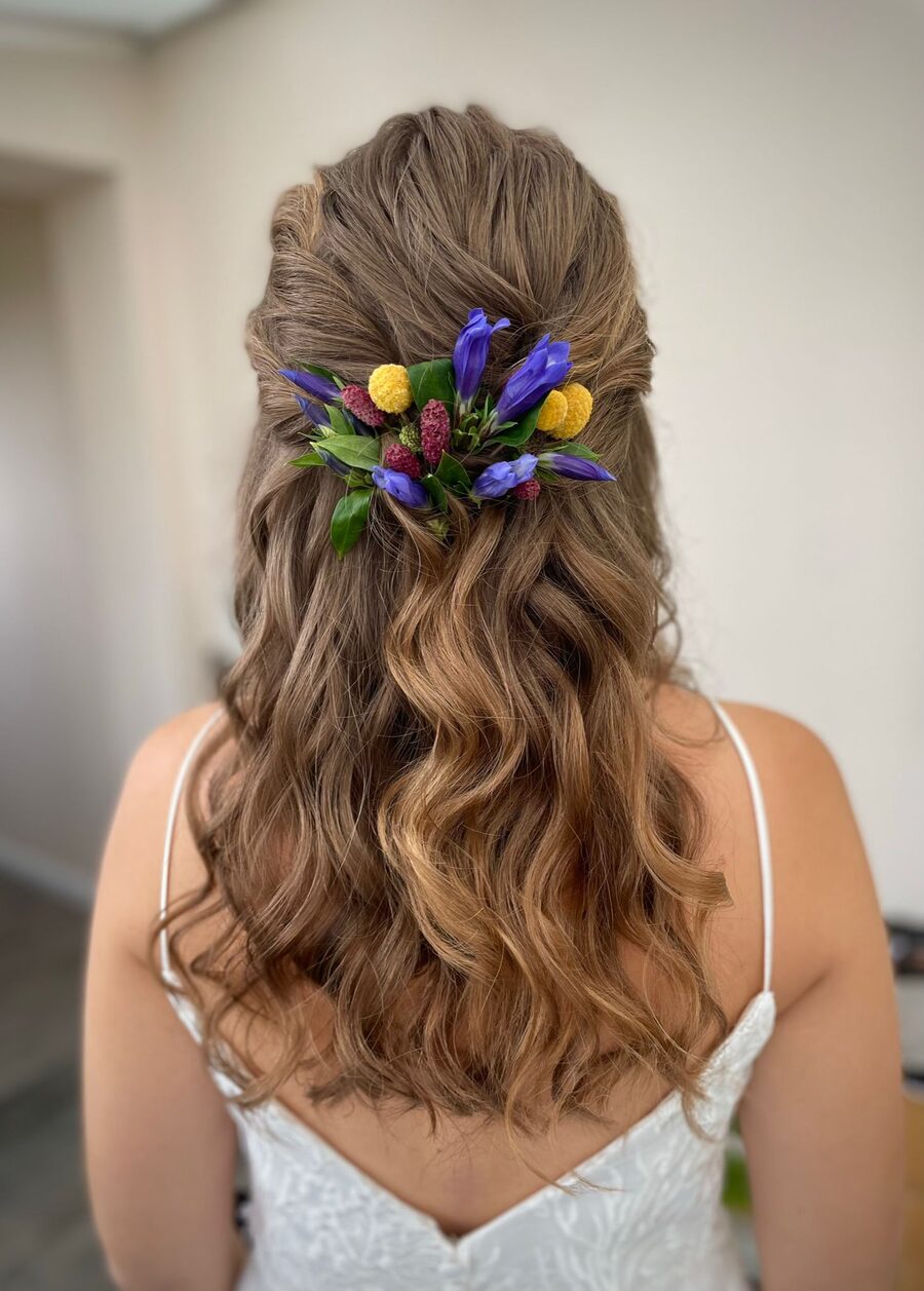 Halboffene Brautfrisur mit Blumen, Hochzeit Mallorca