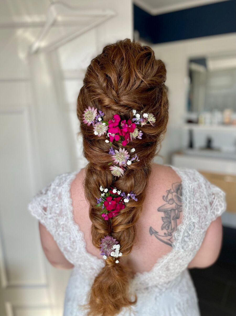 Brautfrisur Flechtwerk mit Blumen