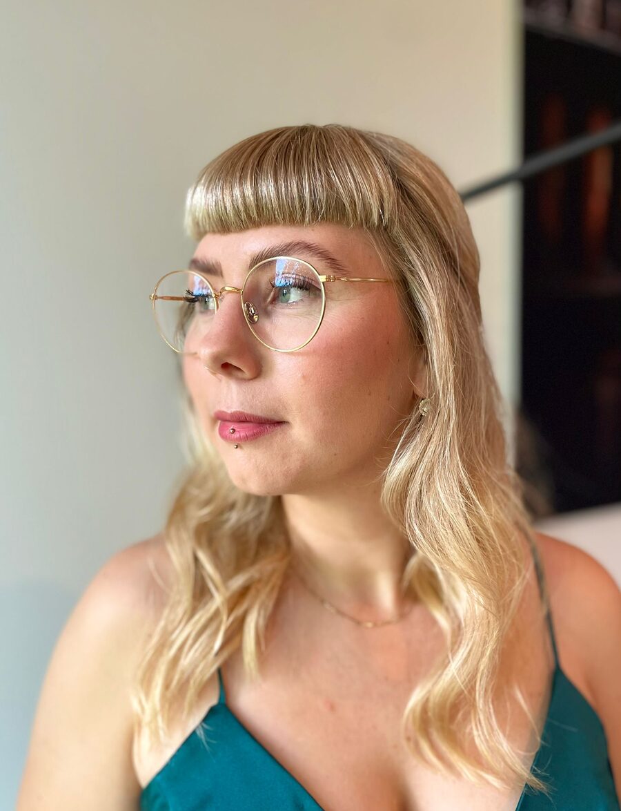 Braut-Make-up mit Brille, individueller Look