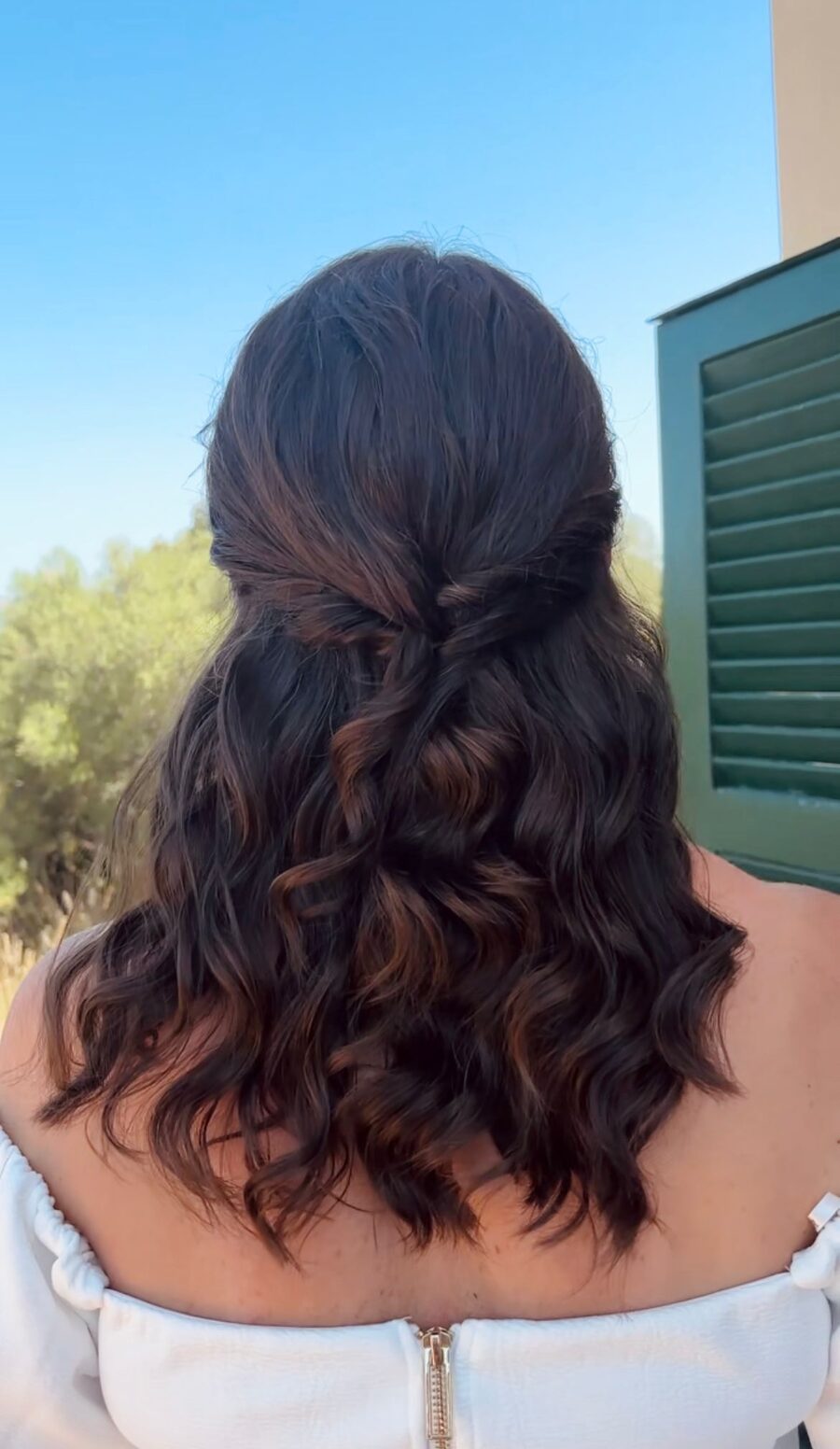 Offene Brautfrisur mit Wellen im Freien auf Mallorca